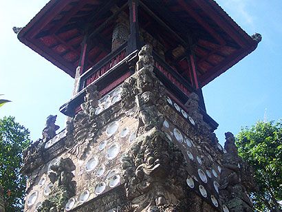 china porcelain as a decoration of temple gates and wal
