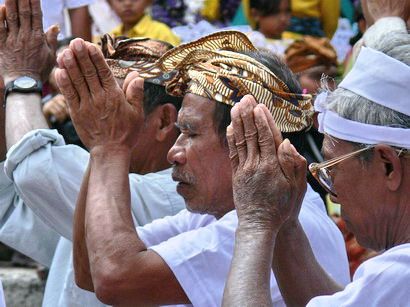 balinese praying